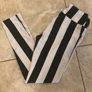LuLaRoe black and white stripe leggings